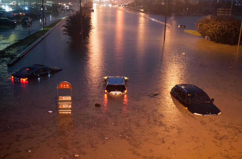 Heavy rain lashes Beijing