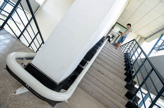 Speical wheelchair helps the elderly climb stairs