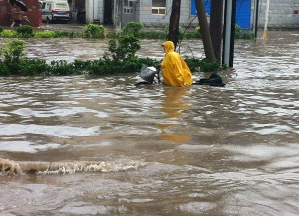 Downpour bypasses Beijing, batters Tianjin