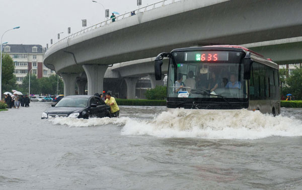 Downpour bypasses Beijing, batters Tianjin