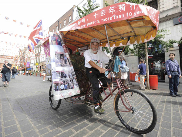 Chinese cycles to London to promote Olympics