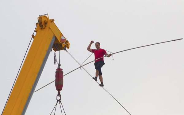 Nik Wallenda walks high wire in California