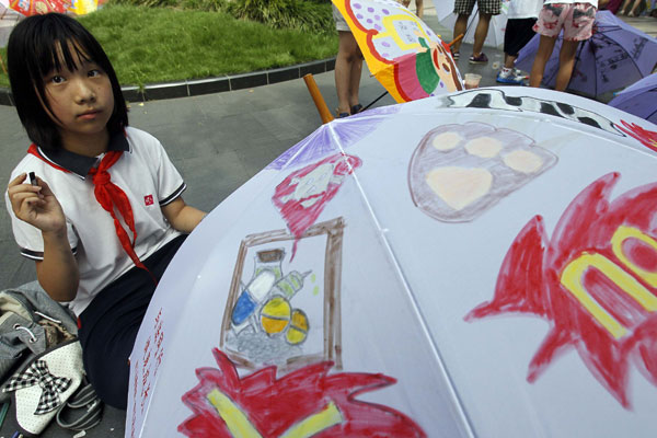 Shanghai kids learn about law, paint umbrella