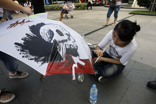 Shanghai kids learn about law, paint umbrella