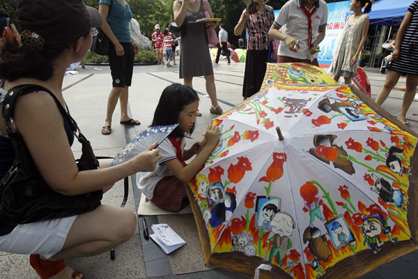 Shanghai kids learn about law, paint umbrella