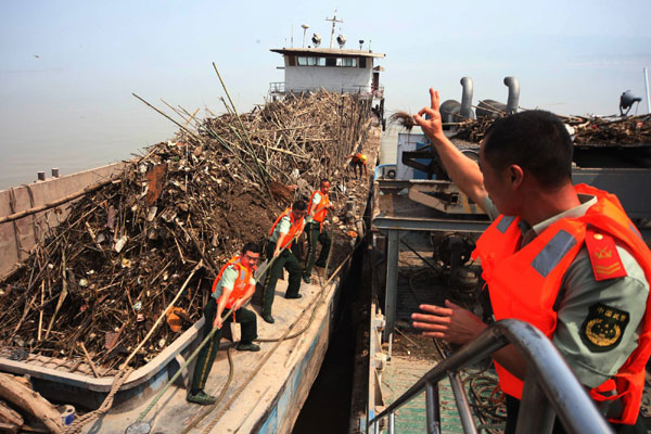 Soldiers help clear up Three Gorges Dam