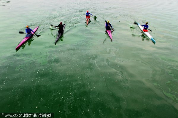 Algae bloom pollutes lake in C China