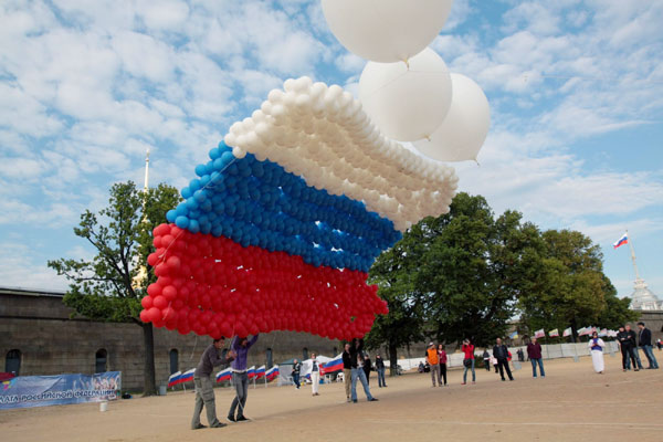 Russians mark Flag Day