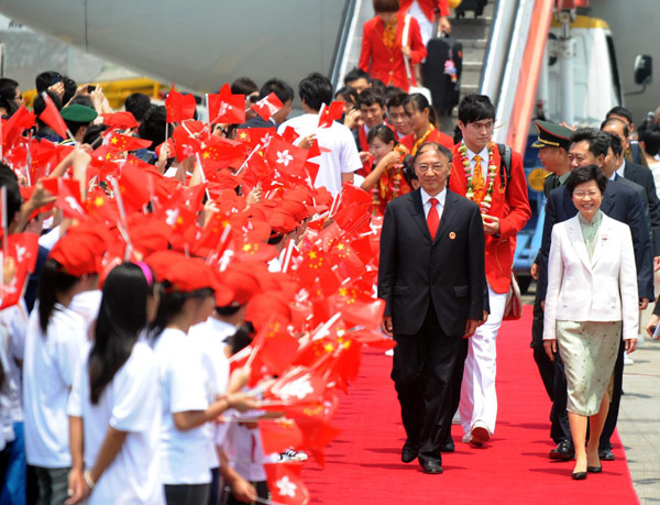 Mainland gold medalists visit Hong Kong