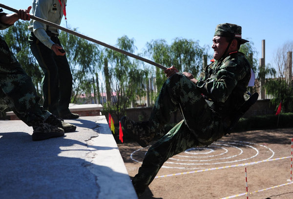 Soldiers take part in military training in N China