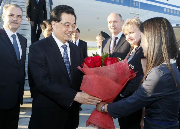 President Hu arrives for APEC forum in Vladivostok