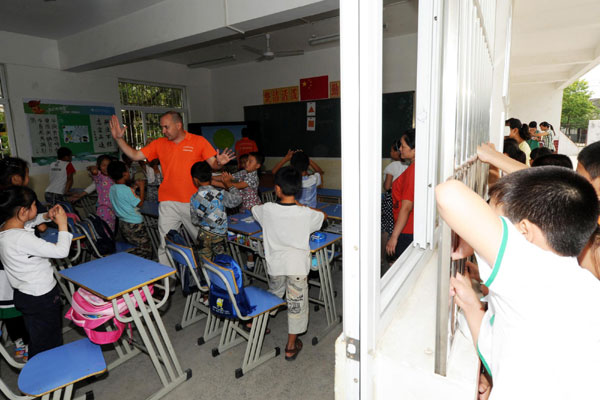 US teacher helps rural students learn English