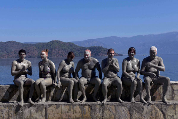 Visitors drawn to Turkey's famous mud baths