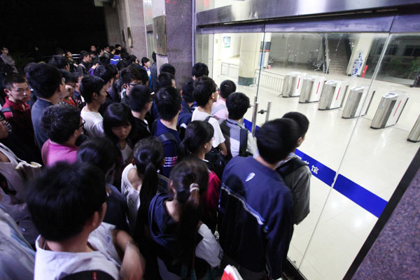 Students forgo sleep to claim spot at library