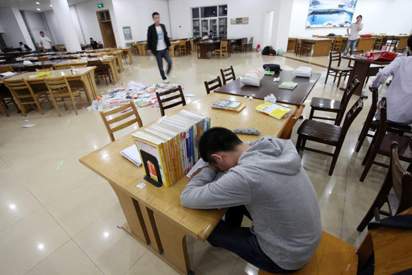 Students forgo sleep to claim spot at library