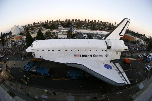 Endeavour on way to California Science Center