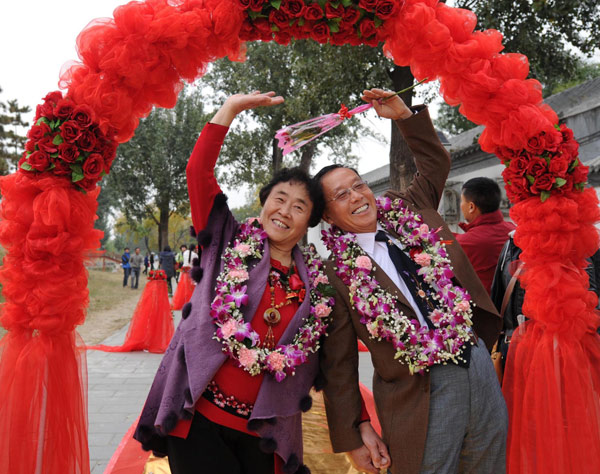 Elderly couples celebrate wedding anniversary