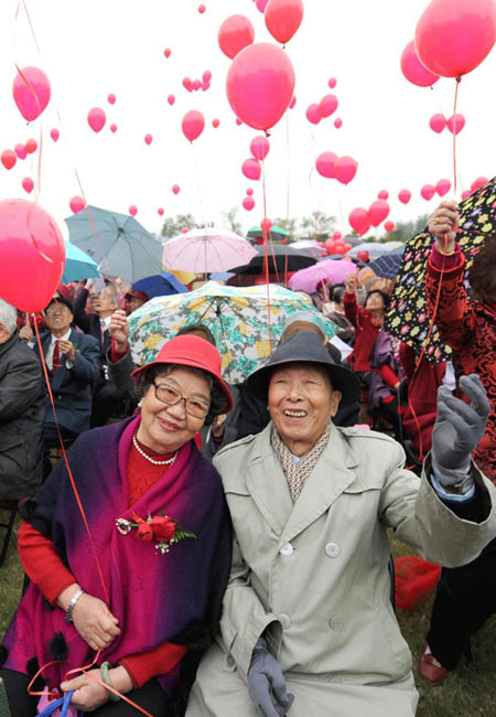 Elderly couples celebrate wedding anniversary