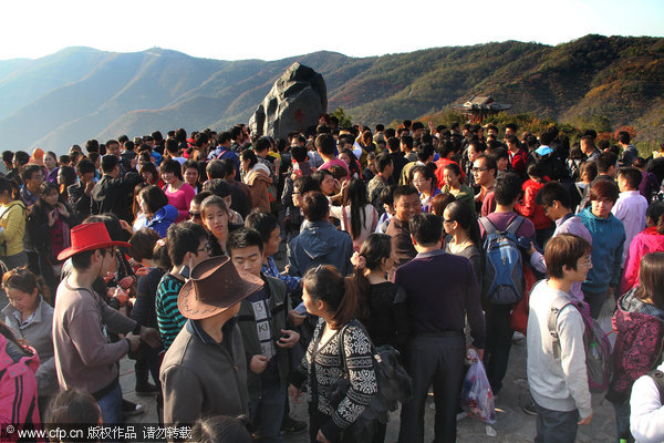 Fragrant Hills draw floods of visitors