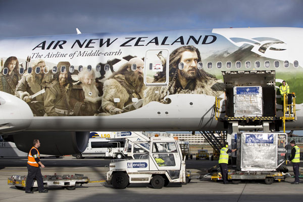 Hobbit-themed flight for film's premiere in NZ