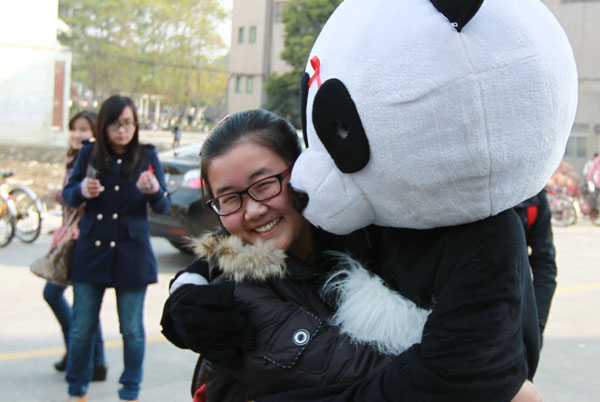 Students in E China campaign for AIDS awareness