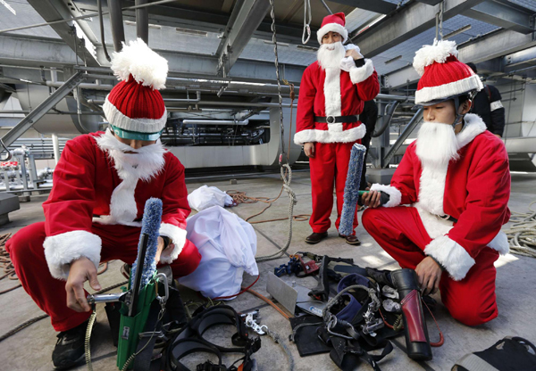Window cleaners dress as Santa in Tokyo