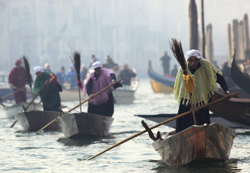 People in traditional 'Befana' costumes compete in the 'Regatta of Befane' (witches' race) on the Grand Canal in Venice, Jan 6, 2013. Images of the day - Jan 6