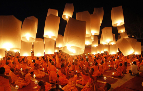 Buddhist monks pray for new year in Thailand[1