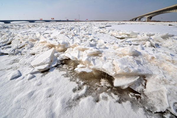 Yellow River frozen by cold snap
