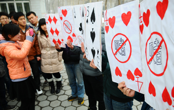 Students in E China put on anti-gambling show