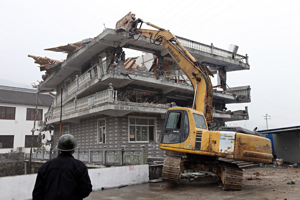 Bridge house demolished in E China