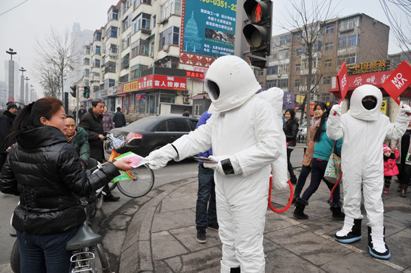 'Astronauts' hand out free masks in N China