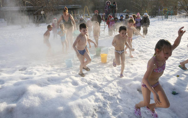 Children pour cold water on themselves in exercise