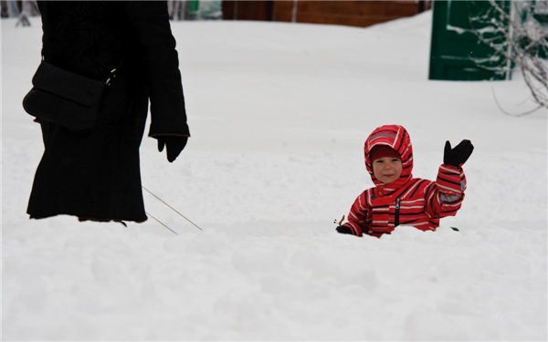 Heavy snowfall blankets Moscow