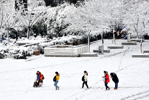 Snowstorm hits E. China