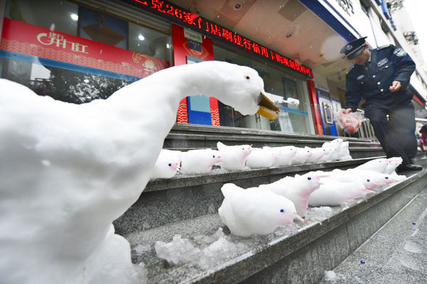 Snowstorm hits E. China