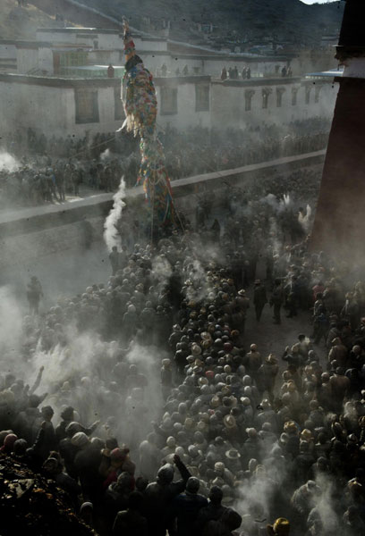 Tibetans welcome new year with flour fight