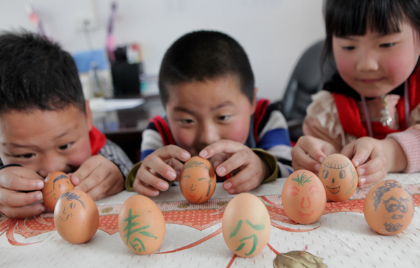 Children stand up eggs to mark Chinese festival