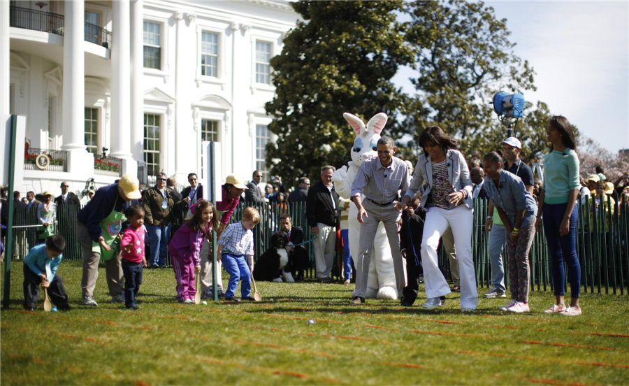 US President Barack Obama and first lady Michelle and their daughters Sasha and Malia participate in the 135th annual Easter Egg Roll on the South Lawn of the White House in Washington, April 1, 2013. Obama family enjoys Easter Egg Roll with children