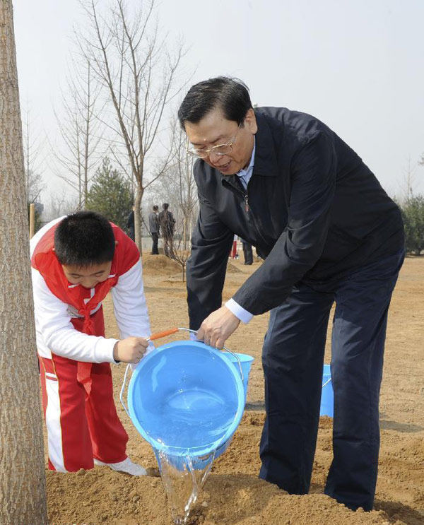 Xi plants trees, promotes 'beautiful China'
