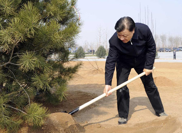 Xi plants trees, promotes 'beautiful China'