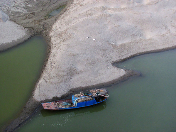 Scarce rainfall lowers river levels in C China