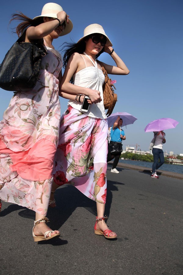 Heat wave hits China cities