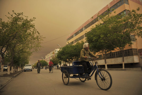 Sandstorms strike Northwest China