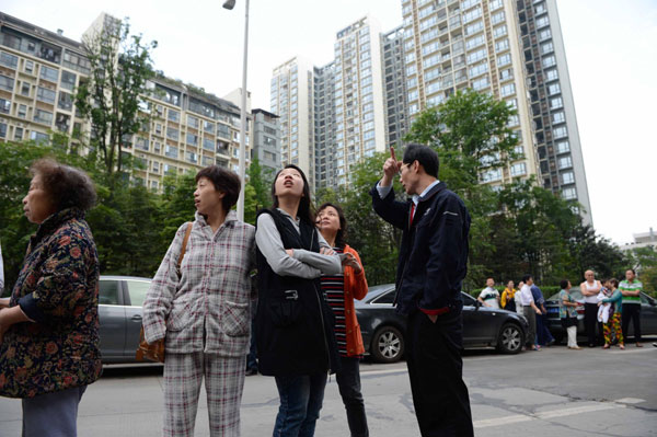 Residents take shelter outdoors at a residential community in Chengdu after a 7.0-magnitude earthquake shocks Lushan county of Ya'an city, Southwest China's Sichuan province, April 20, 2013. In Photos: 7.0-magnitude quake hits Sichuan