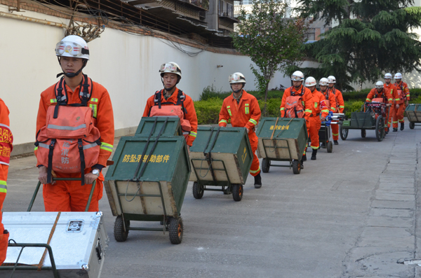Firefighters in Zhaotong of Yunnan province head to quake areas of Sichuan province for quake relief. In Photos: 7.0-magnitude quake hits Sichuan