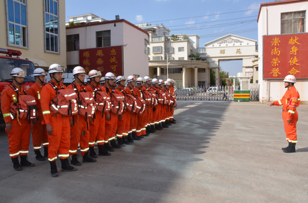 Firefighters in Zhaotong of Yunnan province head to quake areas of Sichuan province for quake relief. In Photos: 7.0-magnitude quake hits Sichuan