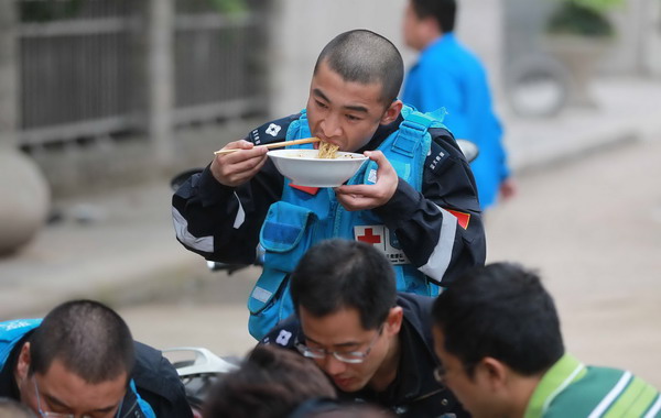 Quake victims take shelter on the streets