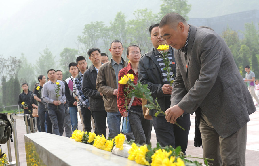 Mourning for the Lushan quake victims in SW China