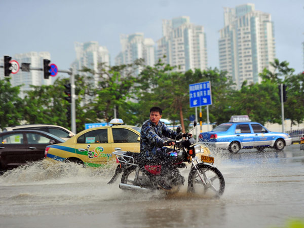 Heavy rain affects traffic in S China